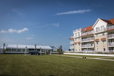 Pareltjes in het glas,  aan de muren, op de bordjes, fonkelende juwelen…